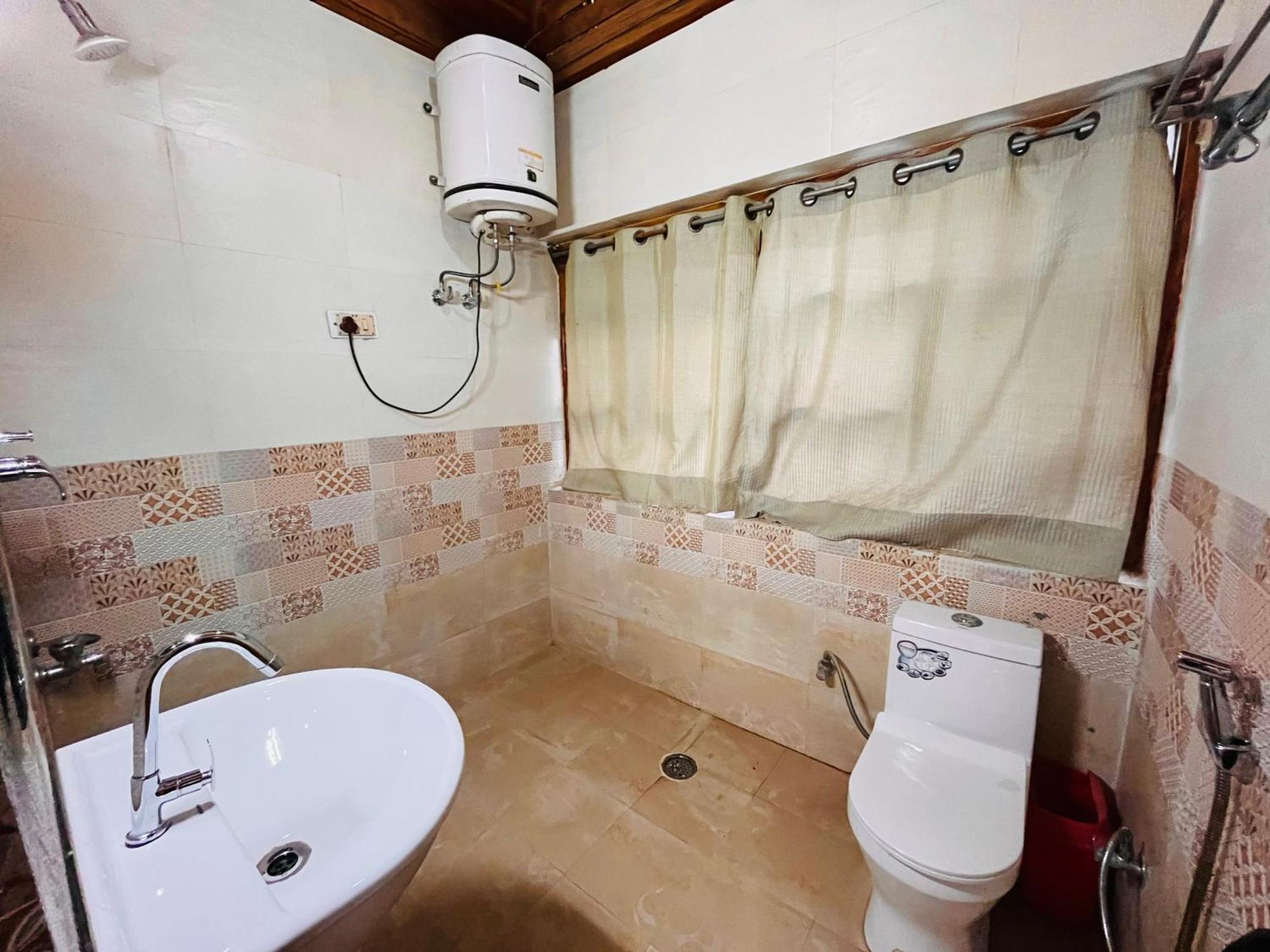 Himalayan Nomad Cottage, Manali ! All 2 Bedroom Independent Cottages ! Personal Lawn Every Cottage ! Parking ! Scenic Mountains View ! Spacious Rooms ! Bagian luar foto